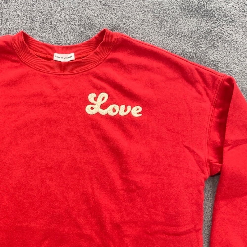 Love on a Hanger Sweatshirt Womens Medium Red Love Patch Fleece J78499CFXL